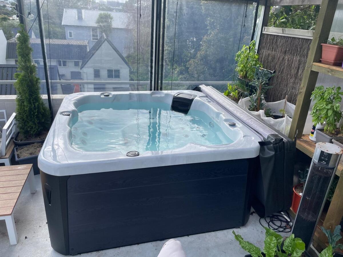 Luxury Townhouse With Aircon, Huge Balcony & Hot Tub
