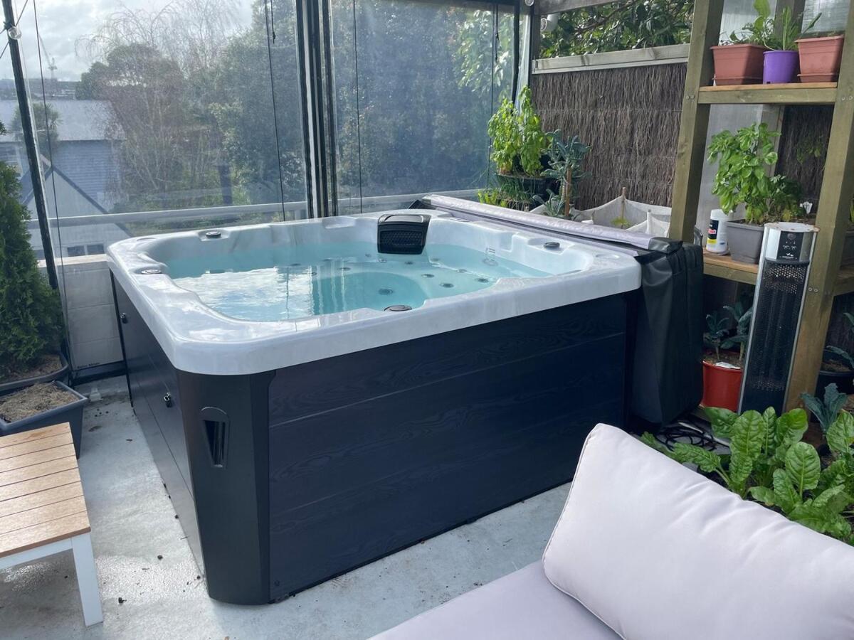 Luxury Townhouse With Aircon, Huge Balcony & Hot Tub Apartment
