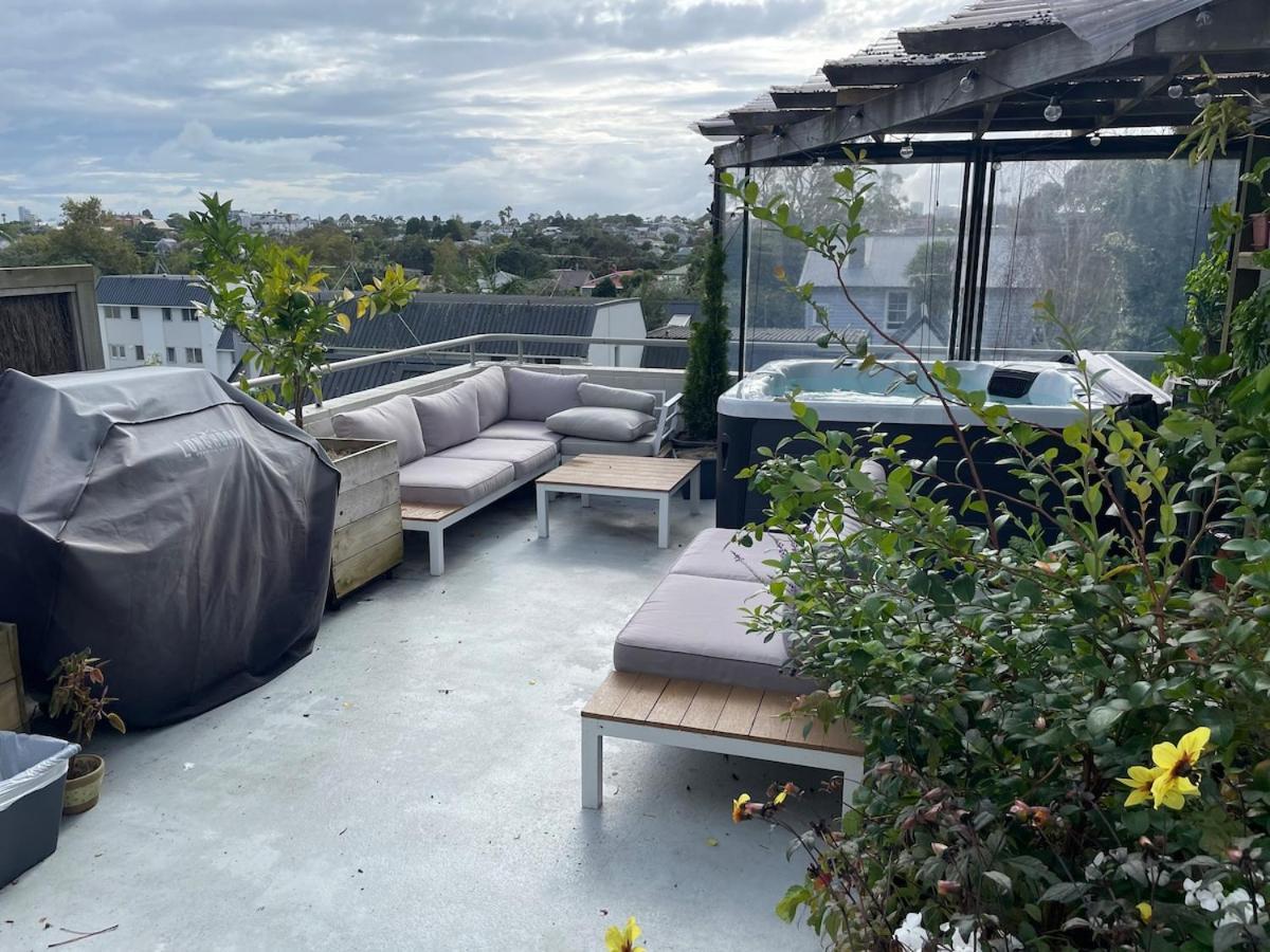 Luxury Townhouse With Aircon, Huge Balcony & Hot Tub Apartment *