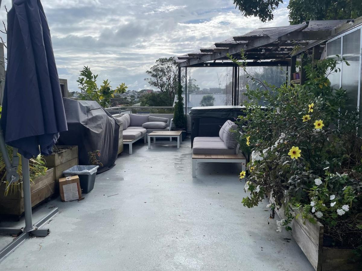 Luxury Townhouse With Aircon, Huge Balcony & Hot Tub * Auckland