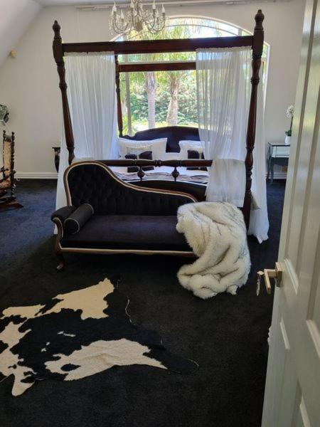 The Luxurious Manor - Very Large Bedroom With Private Ensuite