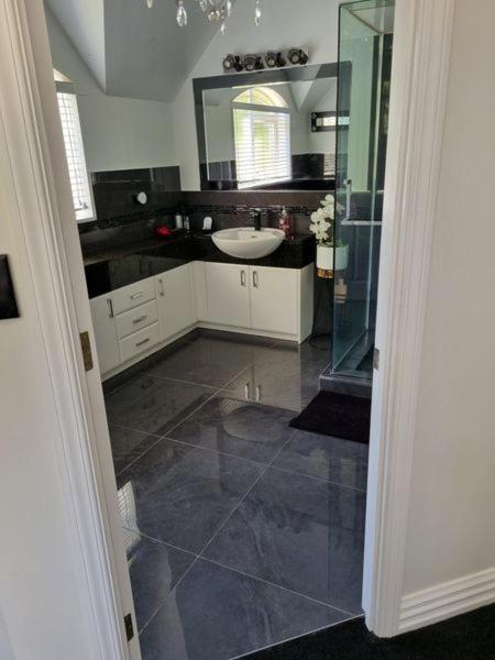 The Luxurious Manor - Very Large Bedroom With Private Ensuite