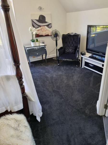 The Luxurious Manor - Very Large Bedroom With Private Ensuite *