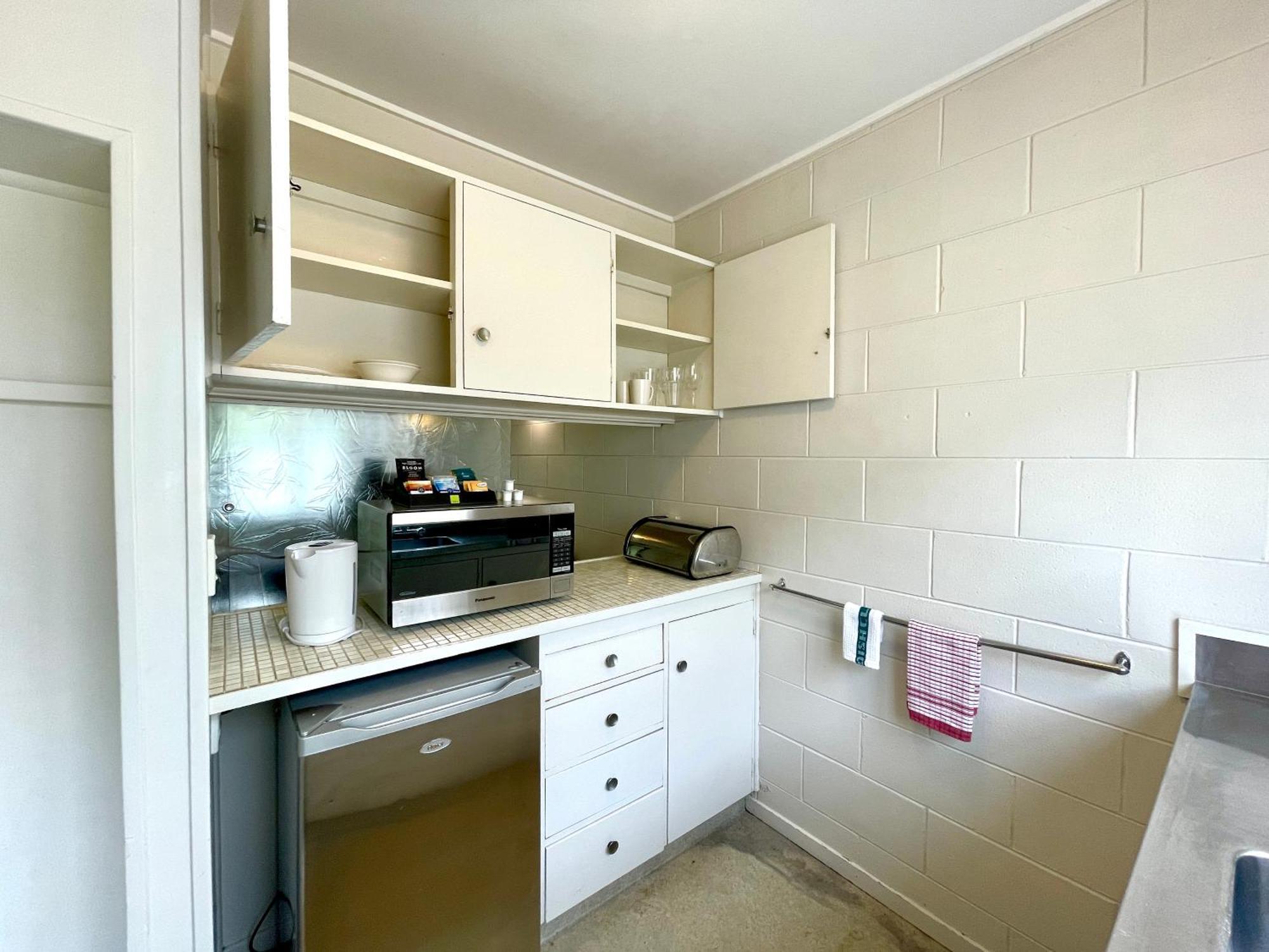 Browns Bay Olive Tree - Pet Friendly Family Hotel