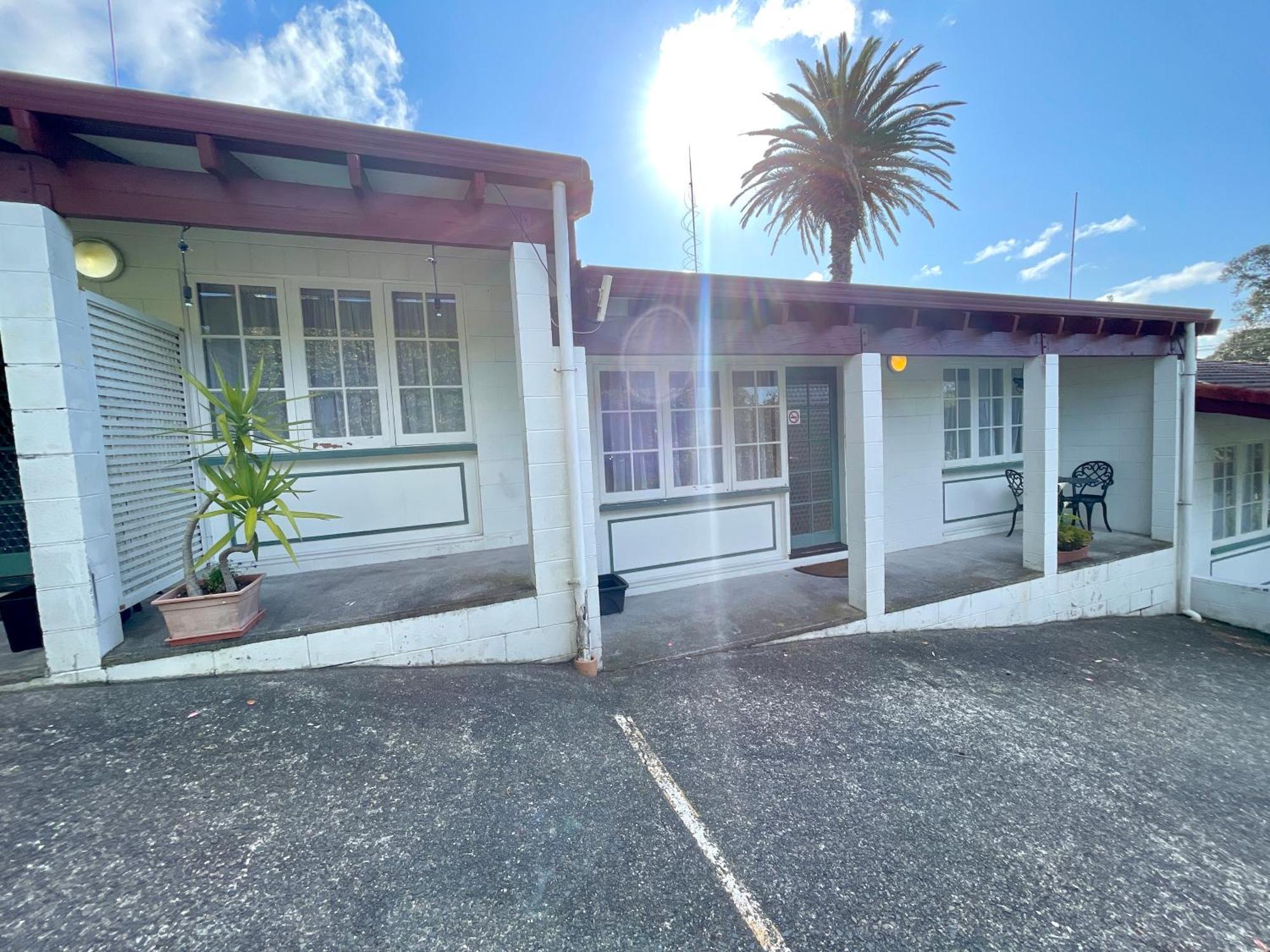 Hotel Browns Bay Olive Tree - Pet Friendly Family
