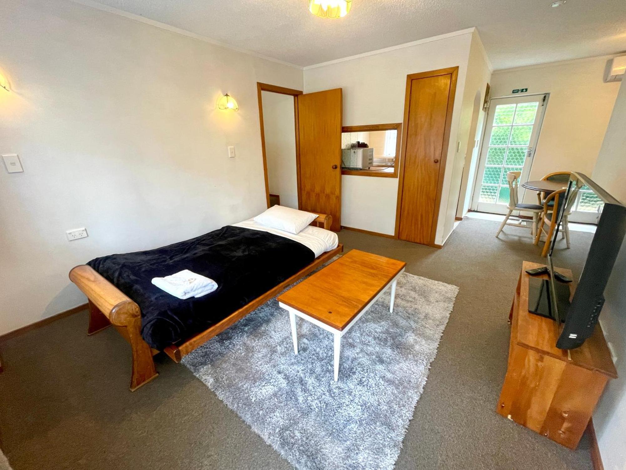 Browns Bay Olive Tree - Pet Friendly Family Hotel