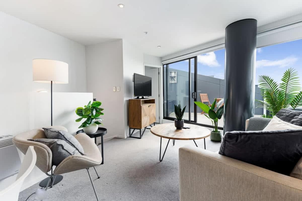 Sky Tower View 2br W Gym & Pool Access Apartment *