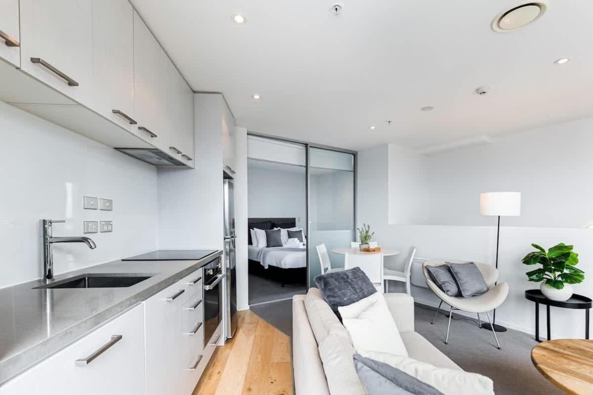 Sky Tower View 2br W Gym & Pool Access Apartment *