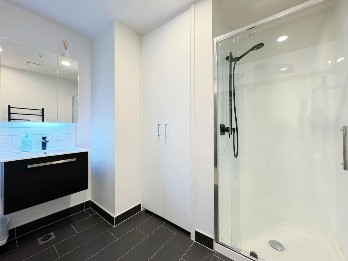 Location Cozy With Pool Gym & Sauna Nearby Skytower *