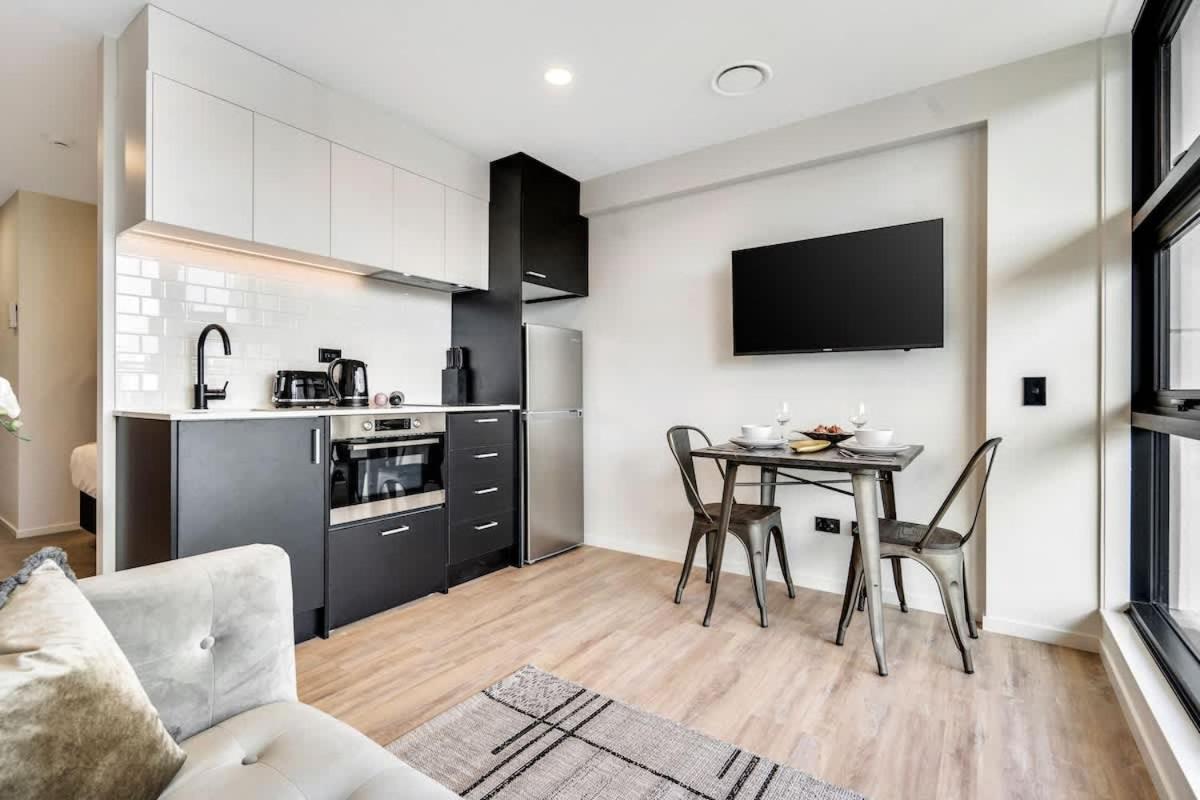 Apartment Modern Designed Ac 1b With Pool Gym Sauna In Cbd *