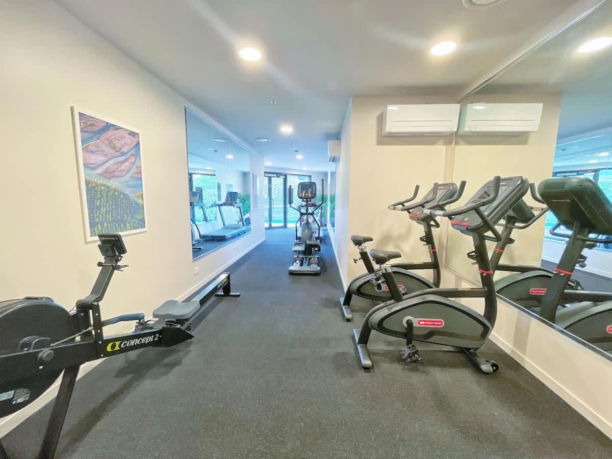 Tree-lined Parkside With Pool & Gym