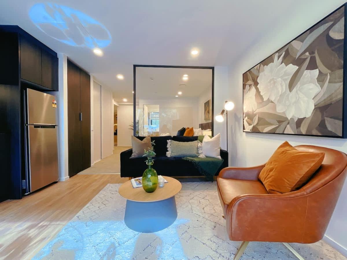 Tree-lined Parkside With Pool & Gym * Auckland