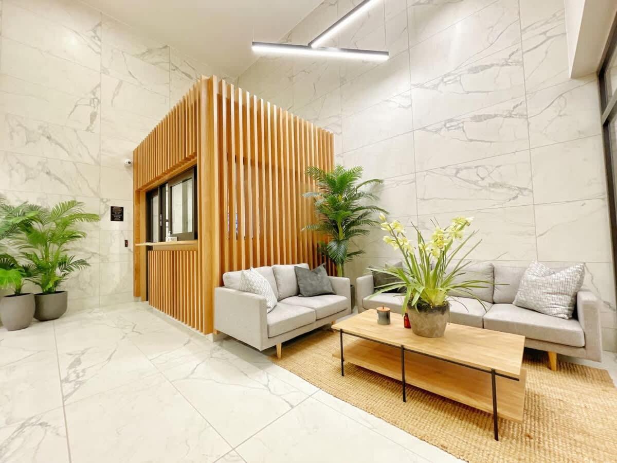 Tree-lined Parkside With Pool & Gym Apartment *