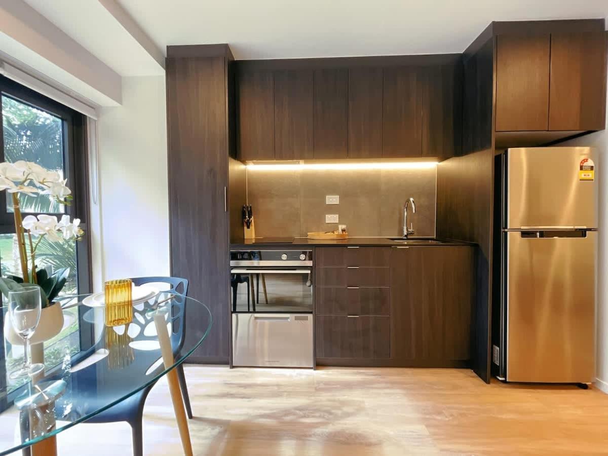 Tree-lined Parkside With Pool & Gym Apartment