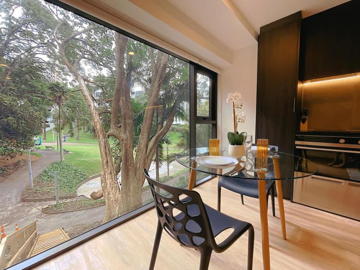 Tree-lined Parkside With Pool & Gym Apartment