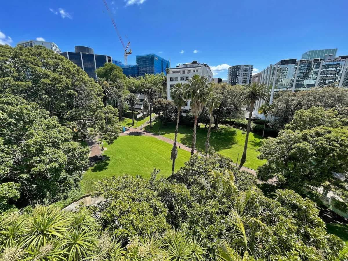 Incredible Park & Skytower View - Free Parking & Ac Apartment *