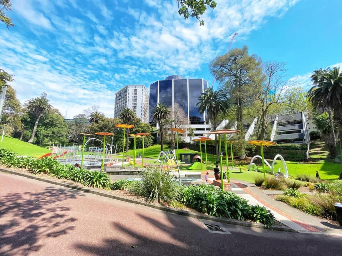 Incredible Park & Skytower View - Free Parking & Ac Apartment