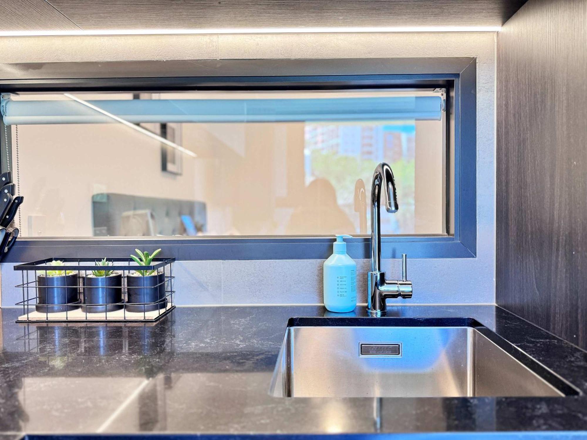 Incredible Park & Skytower View - Free Parking & Ac Apartment