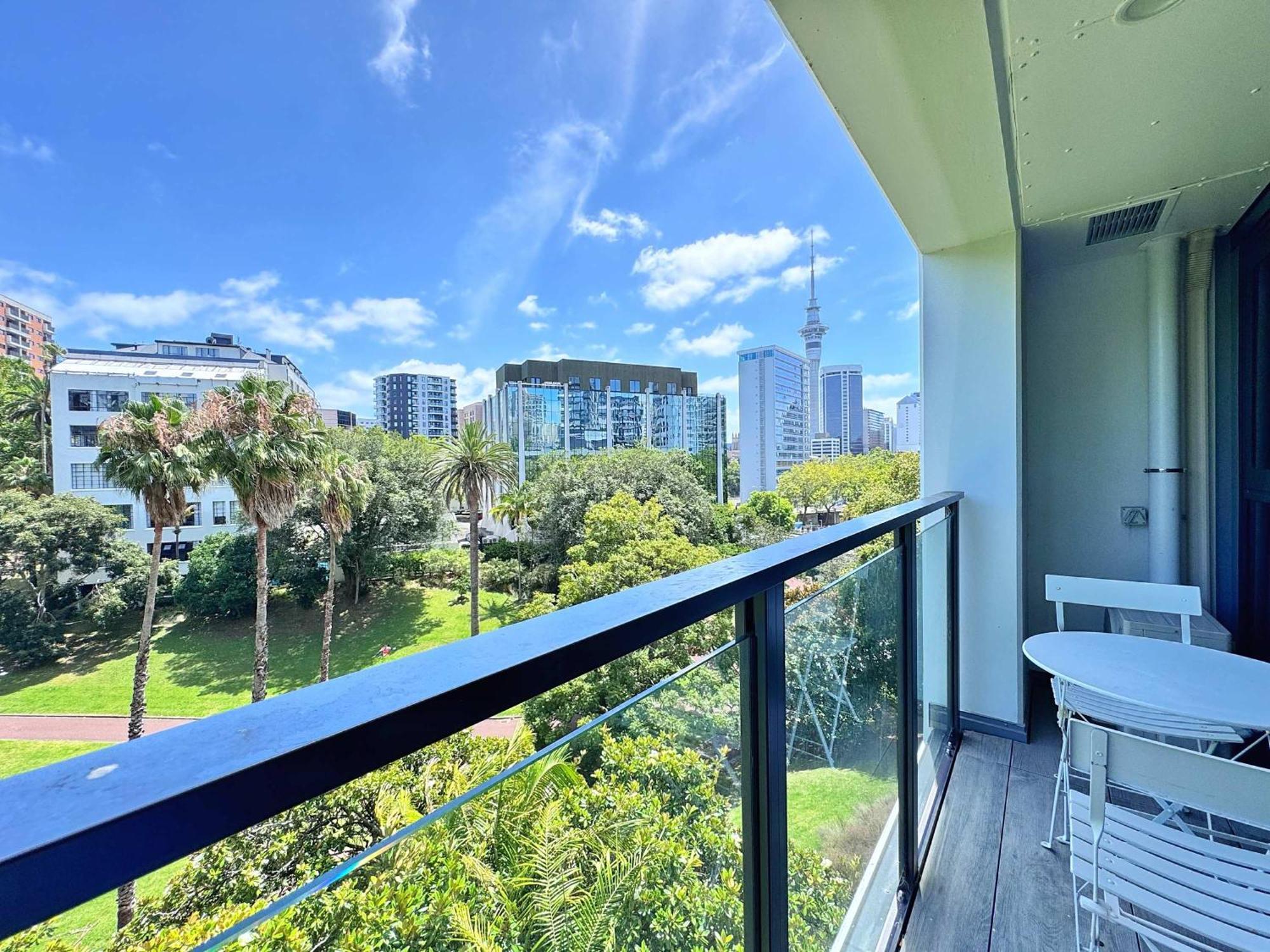 Incredible Park & Skytower View - Free Parking & Ac