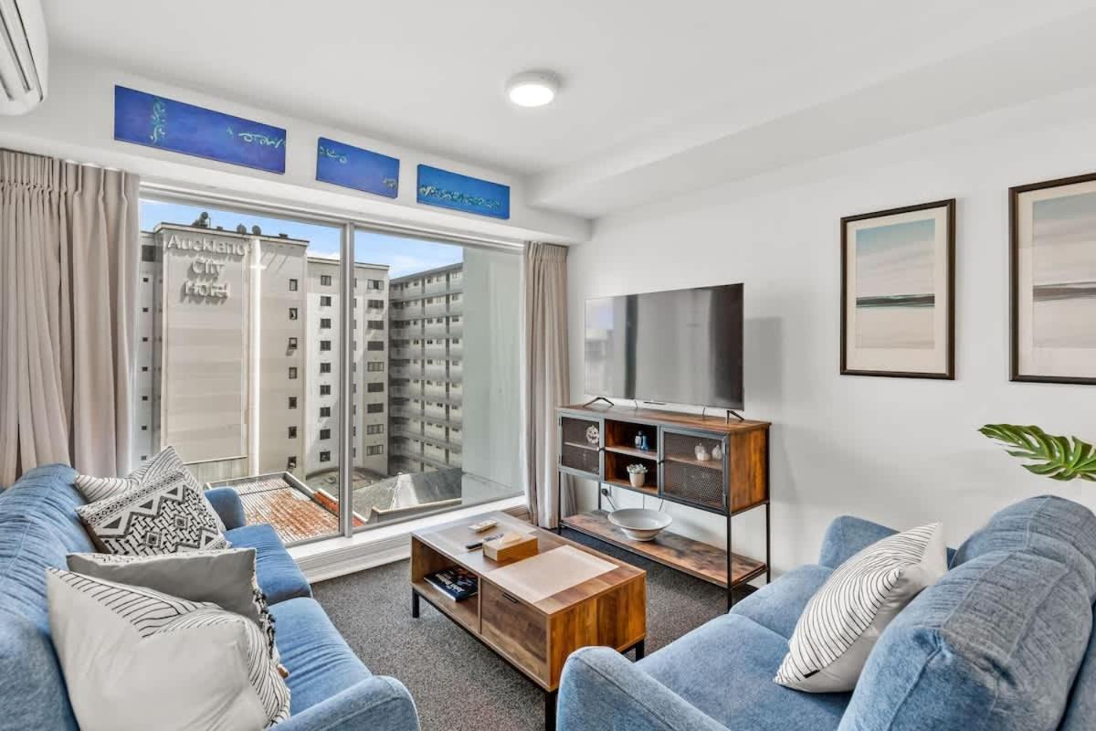 2br With Balcony & Parking In Prime Spot Apartment *