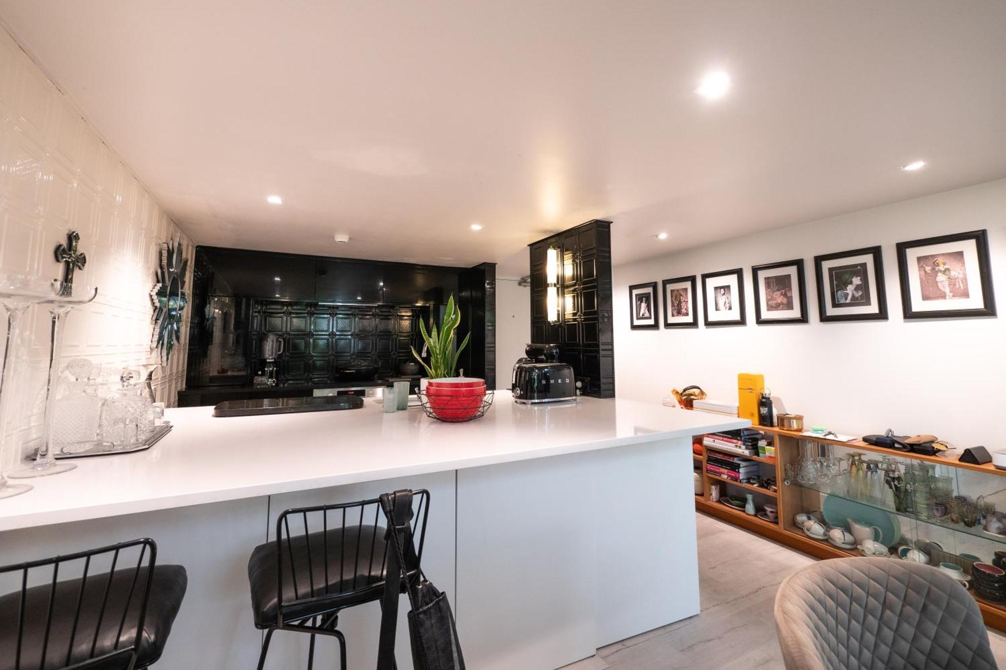Stunning Comfort And Artistic Boutique Apartment