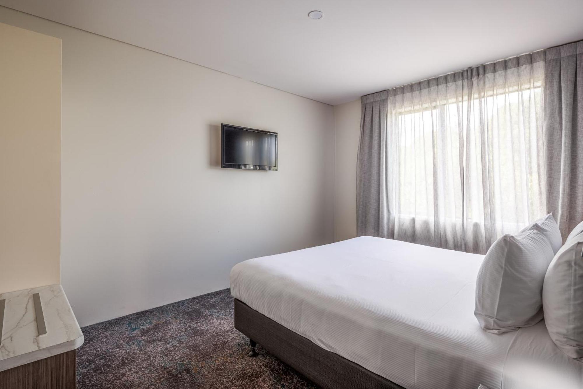 Heartland Airport Hotel 4*