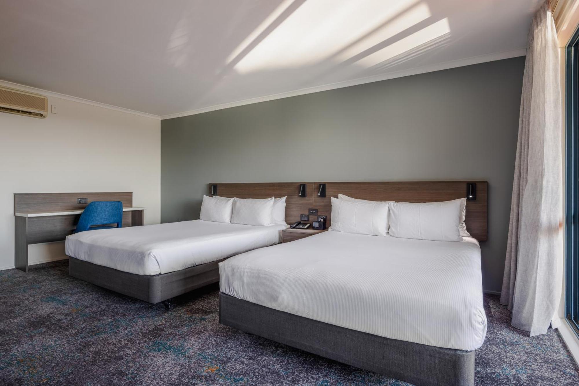 Hotel Heartland Airport 4*