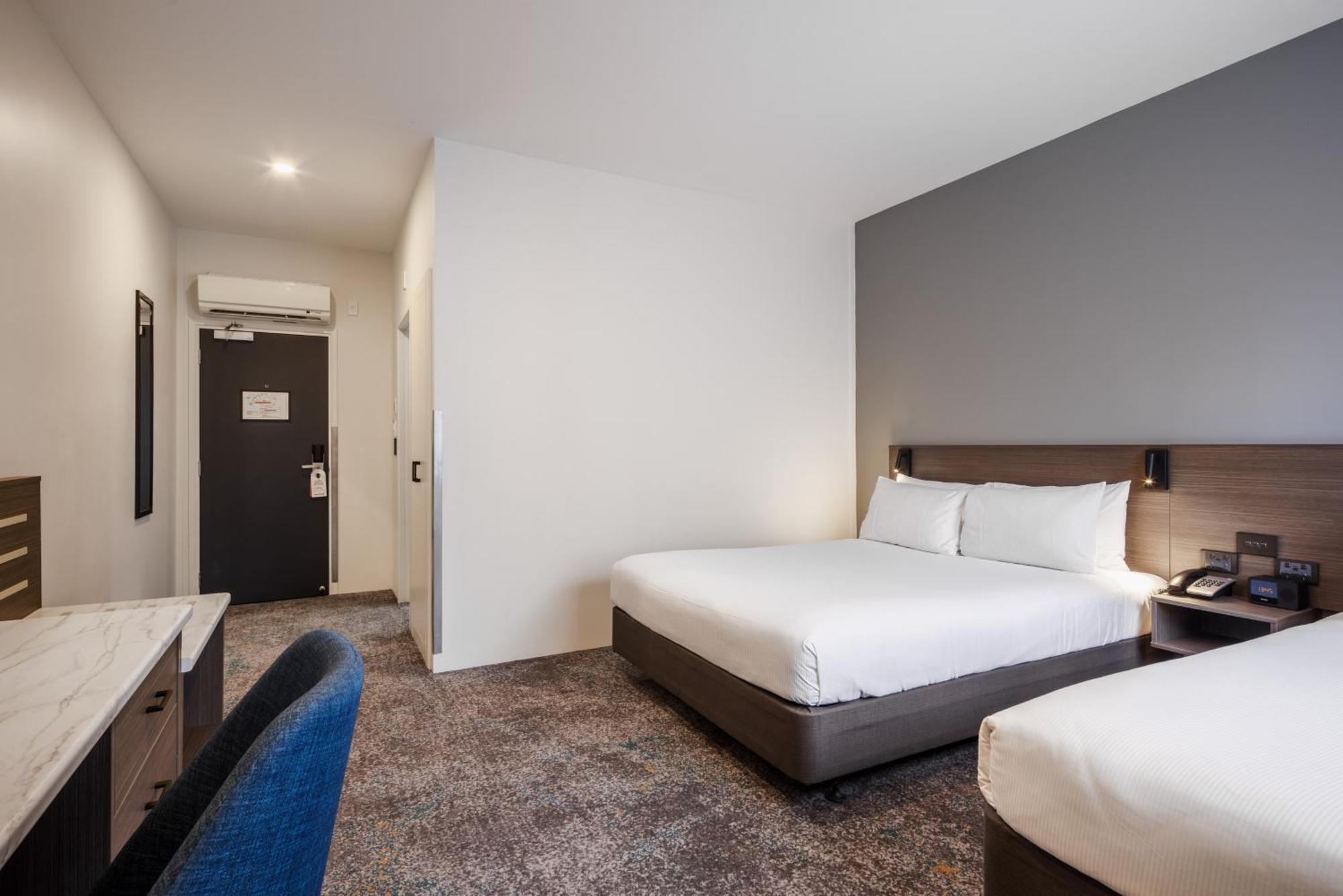 Heartland Airport Hotel 4*