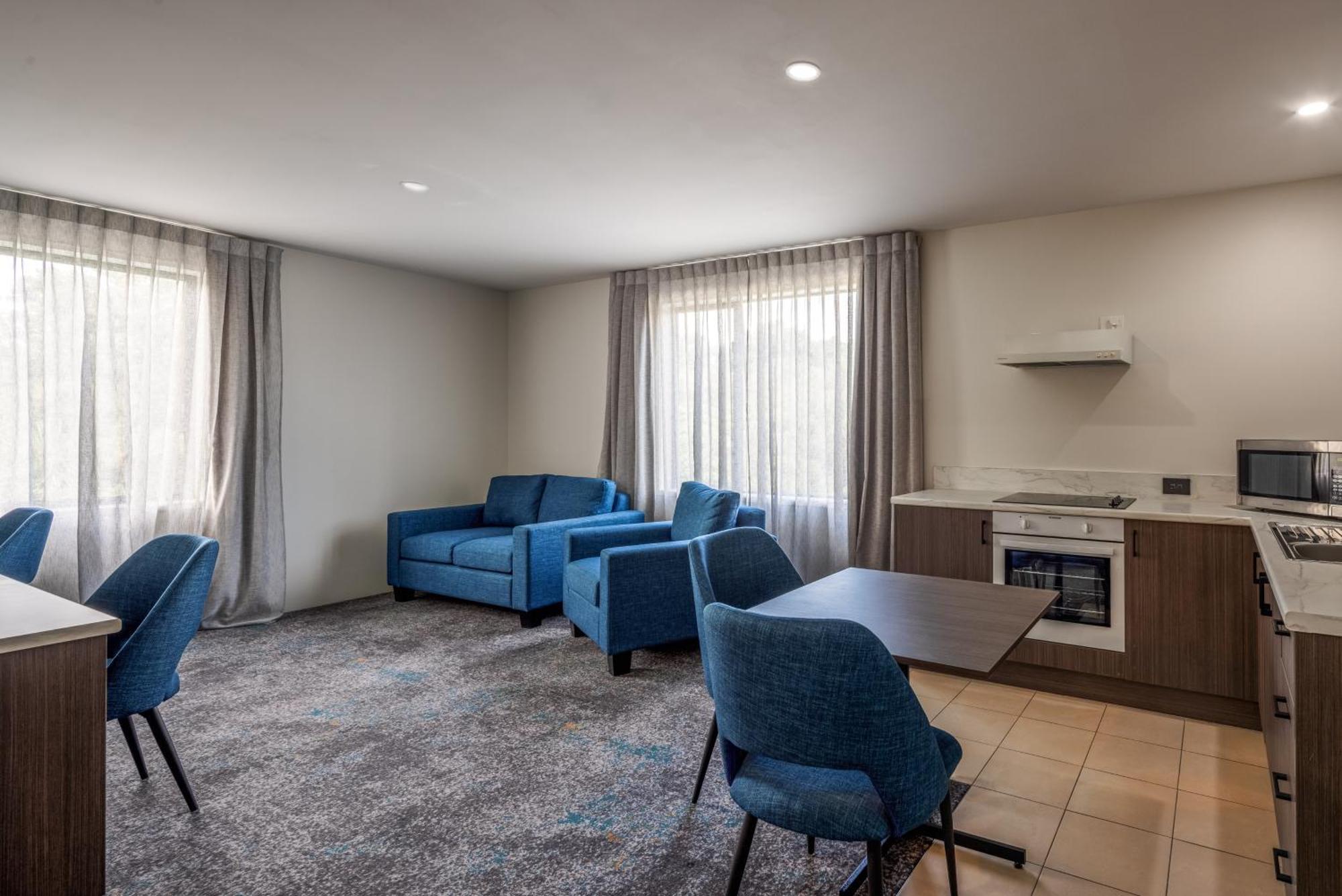 Heartland Airport Hotel
