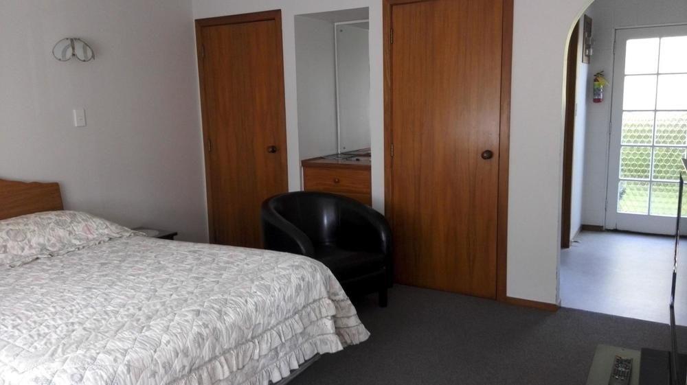 Motel Browns Bay Olive Tree & Okura Bush