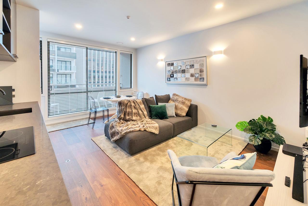 Chic Metro With Free Parking And Air-con Apartment