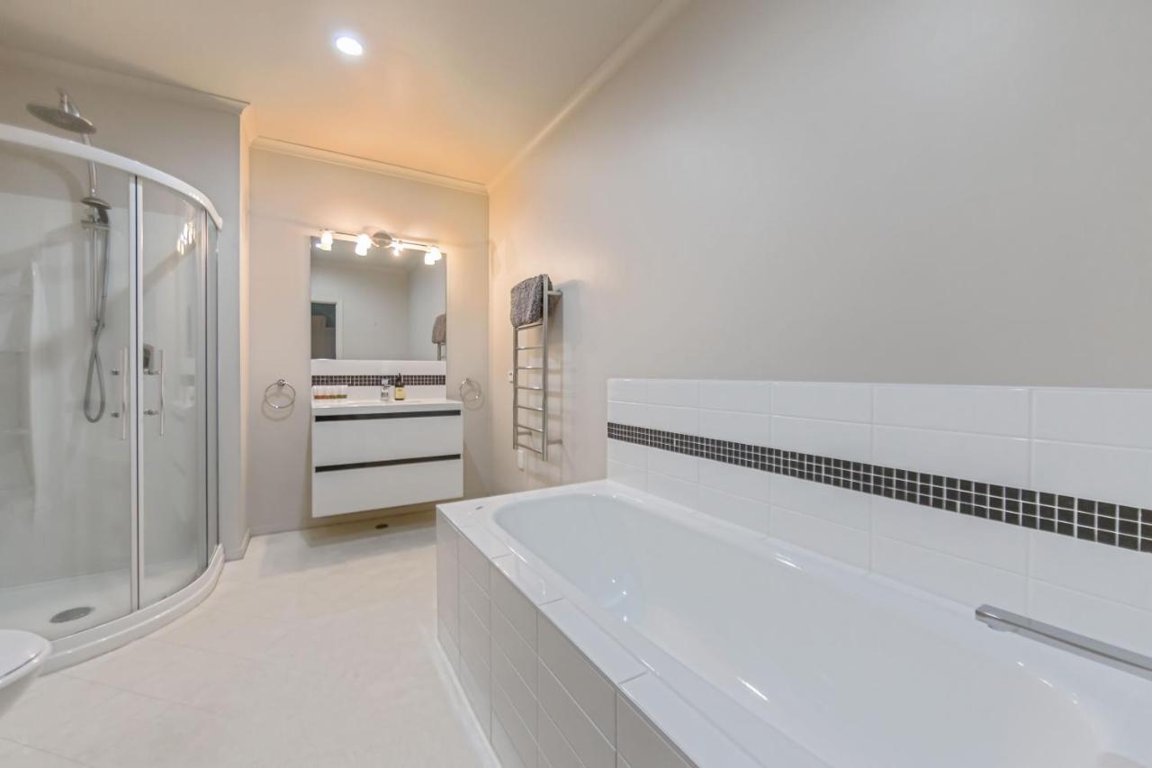 Apartment 3 Bedroom Penthouse With Fabulous Views Auckland