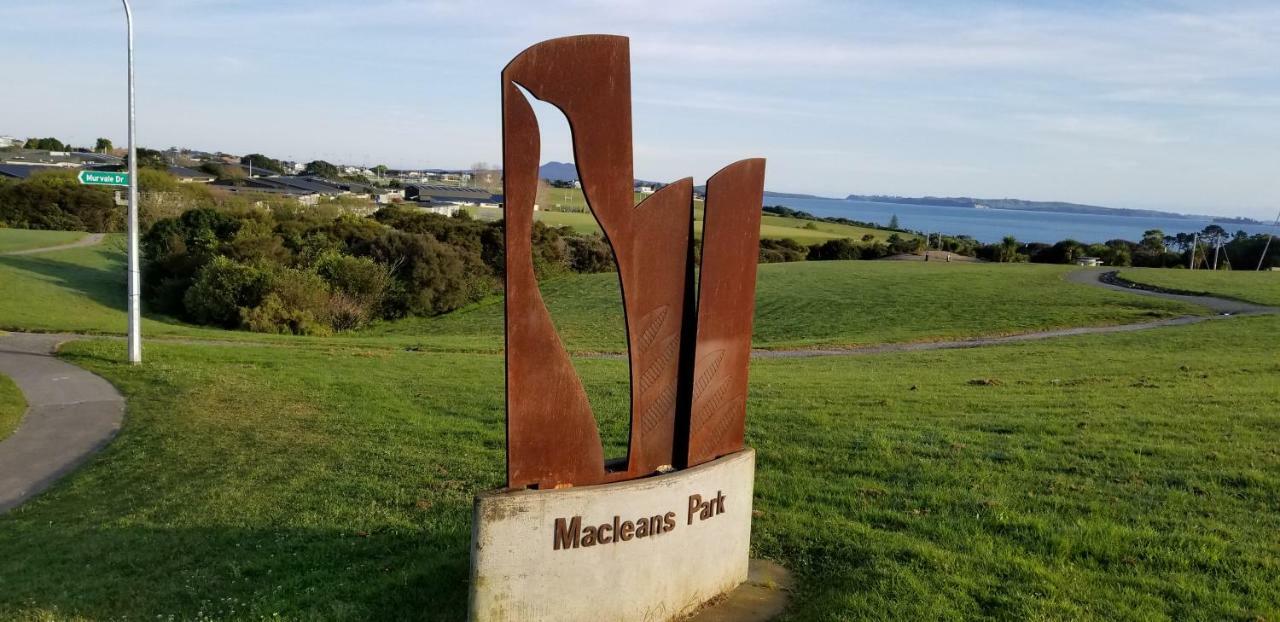 Marina, Mountain, Macleans, Memories! Holiday home *