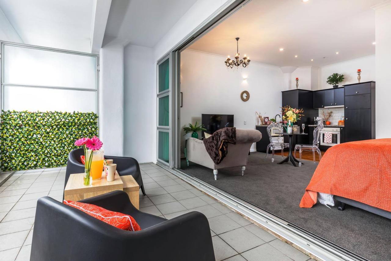 *vibrant Viaduct Harbour With Balcony & Location* Apartment