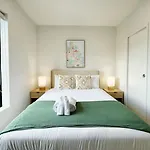 Garden Gem 2 Bdr & 1 Study Townhouse Near City Center