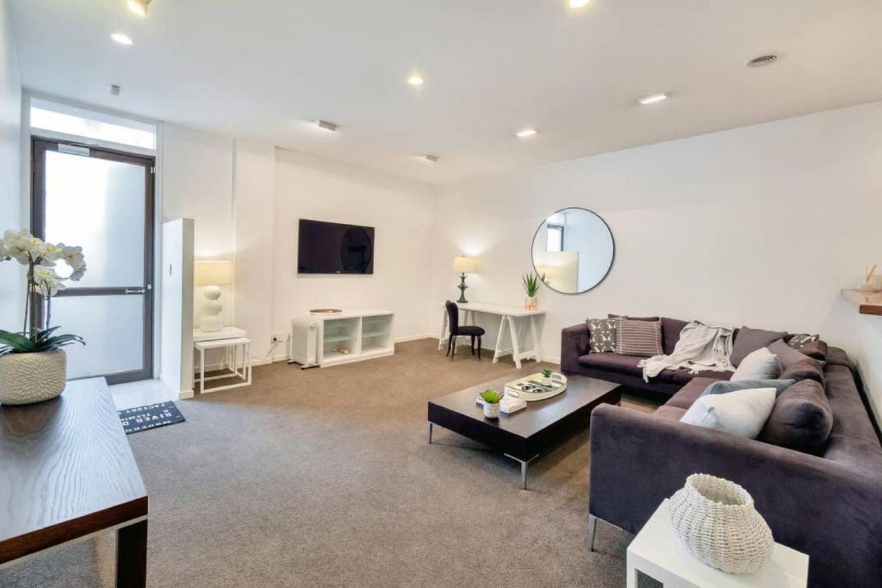 Spacious 2br Near Westfield Newmarket Apartment