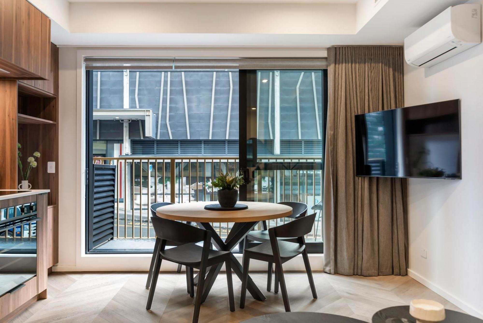 Greenhouse By Urban Rest Apartment