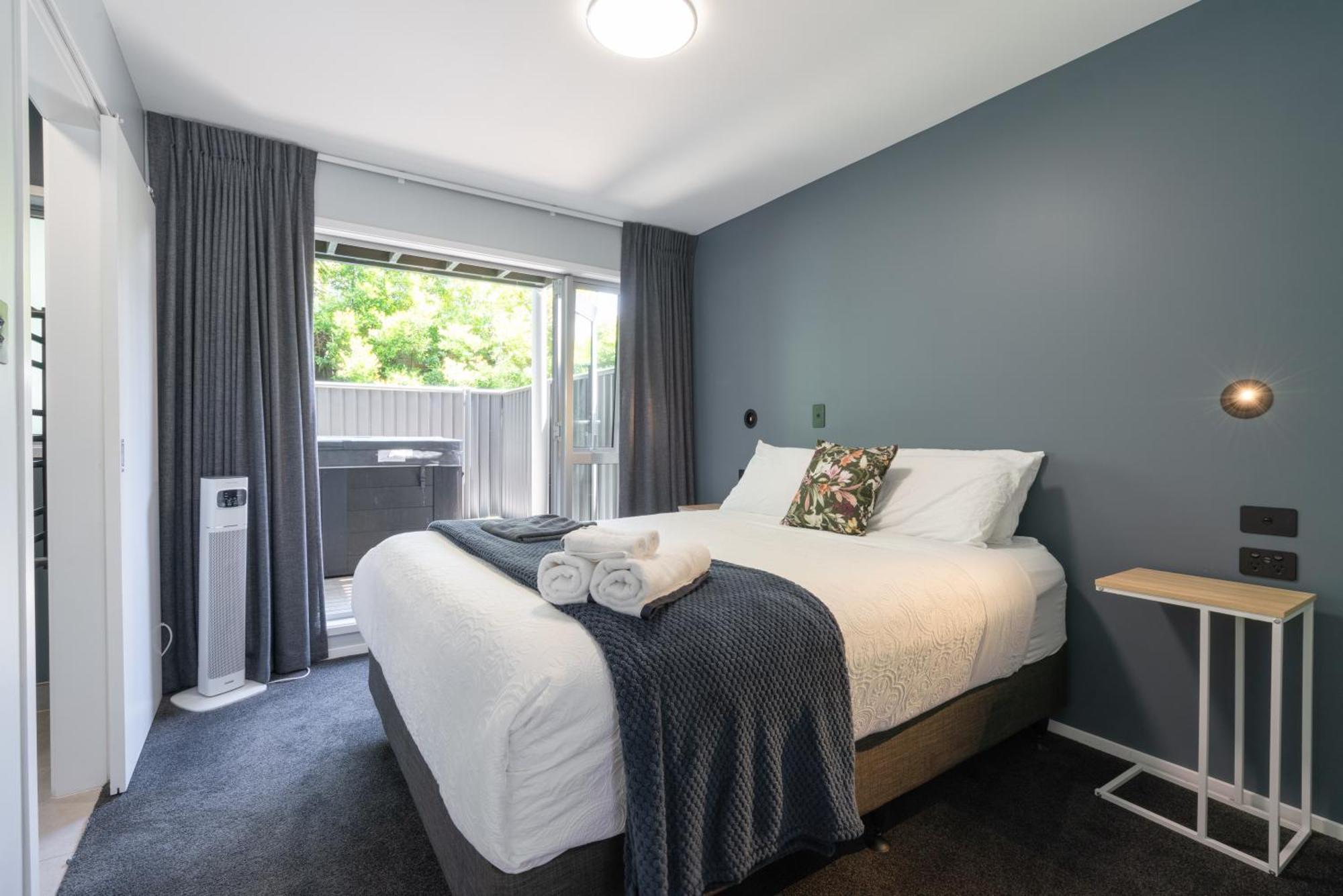Spacious Near Cbd Pool Parking 3br *