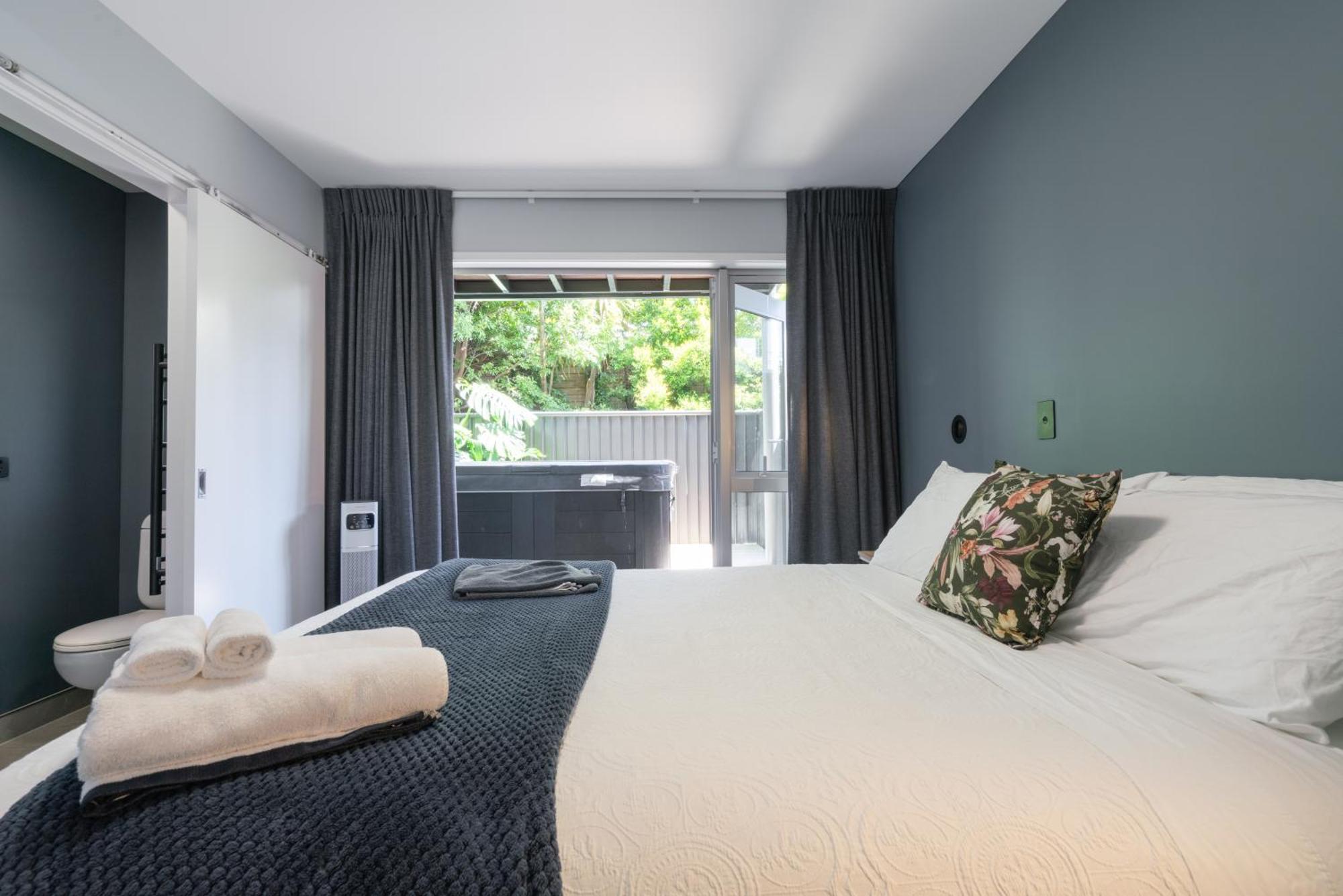 Spacious Near Cbd Pool Parking 3br *