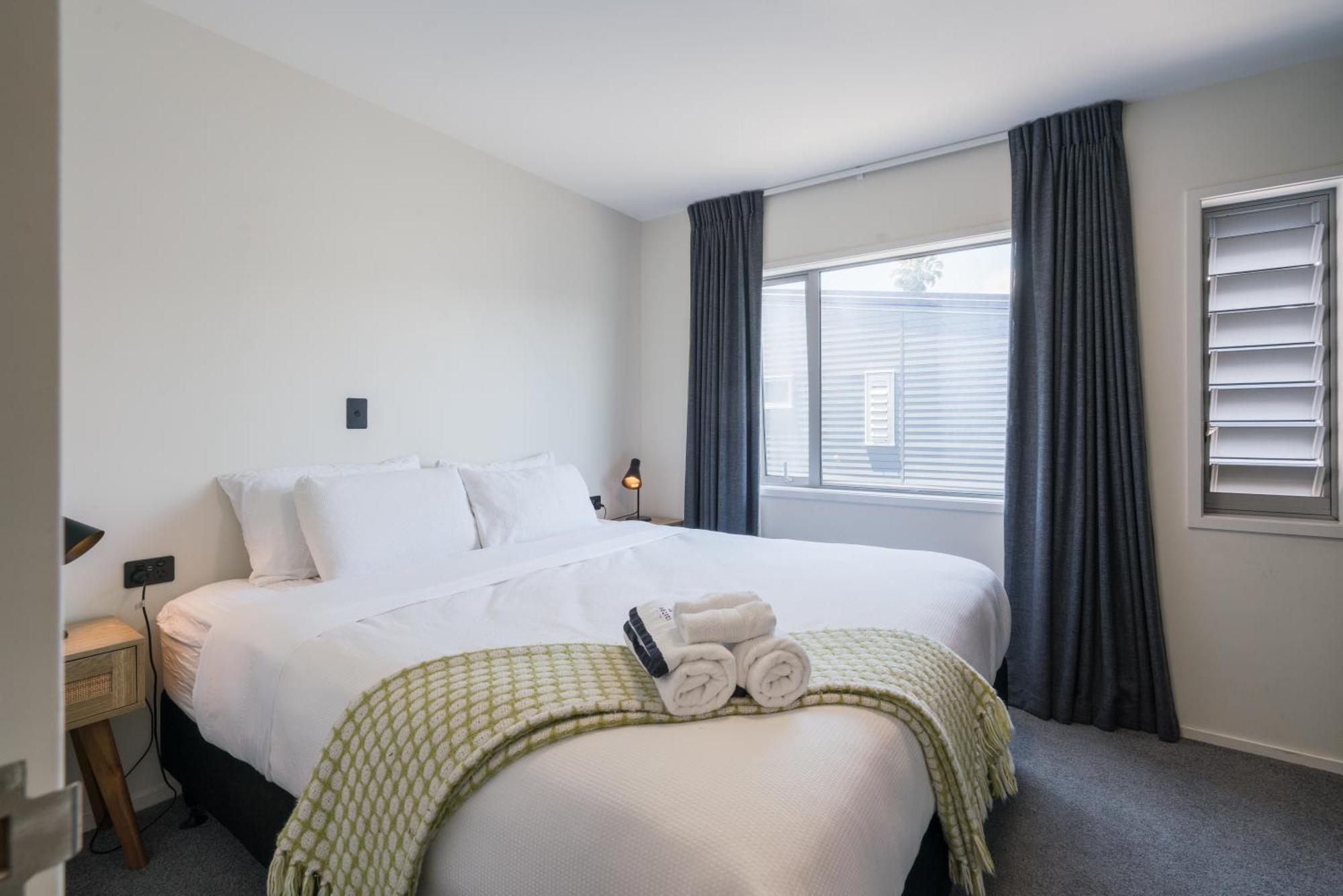 Spacious Near Cbd Pool Parking 3br Auckland