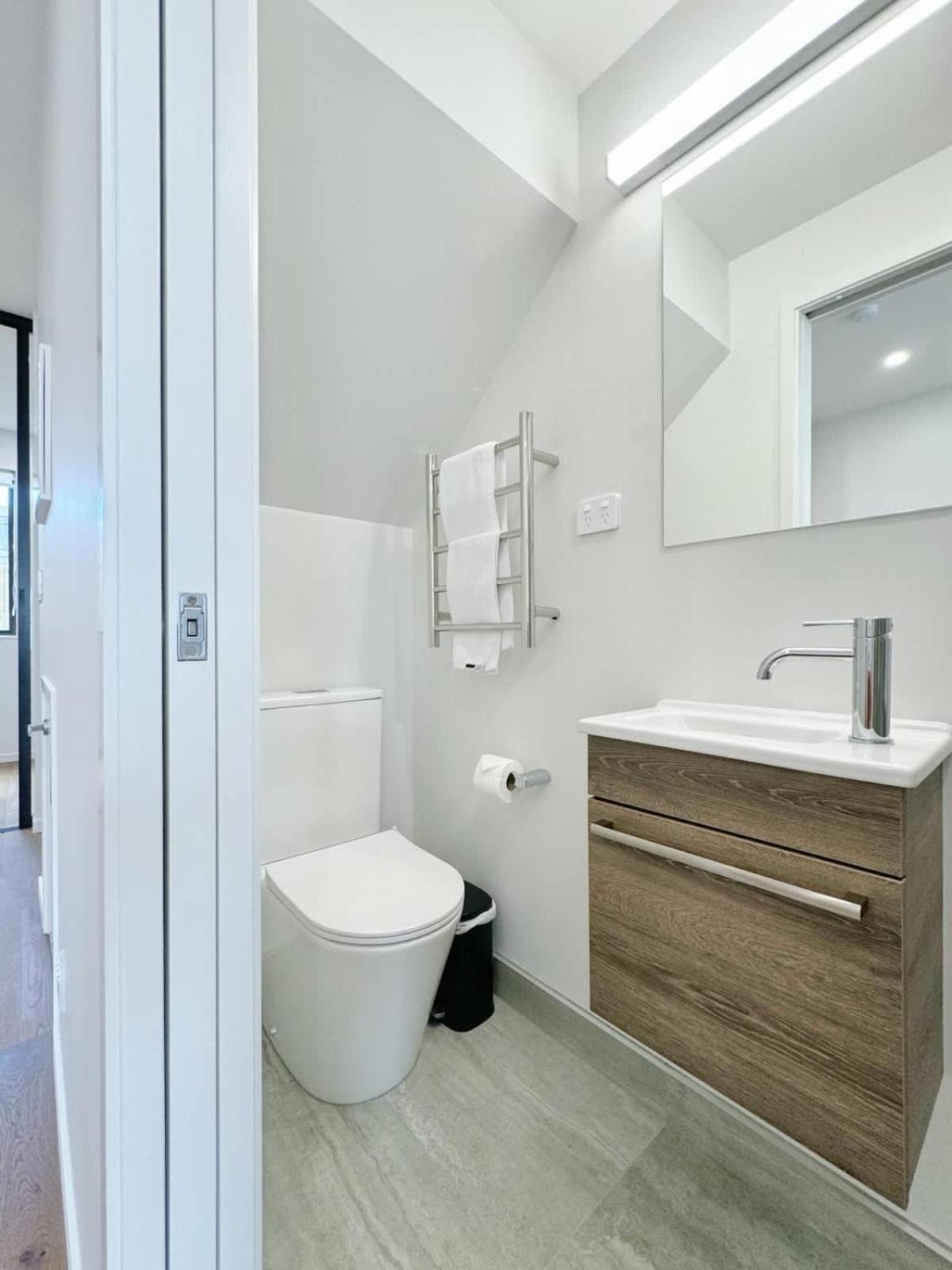 Garden Gem 2 Bdr & 1 Study Townhouse Near Center